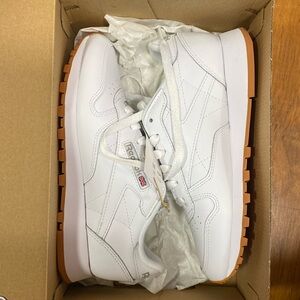 Reebok Classic Leather W6 BNIB + free gift (while supplies last!)